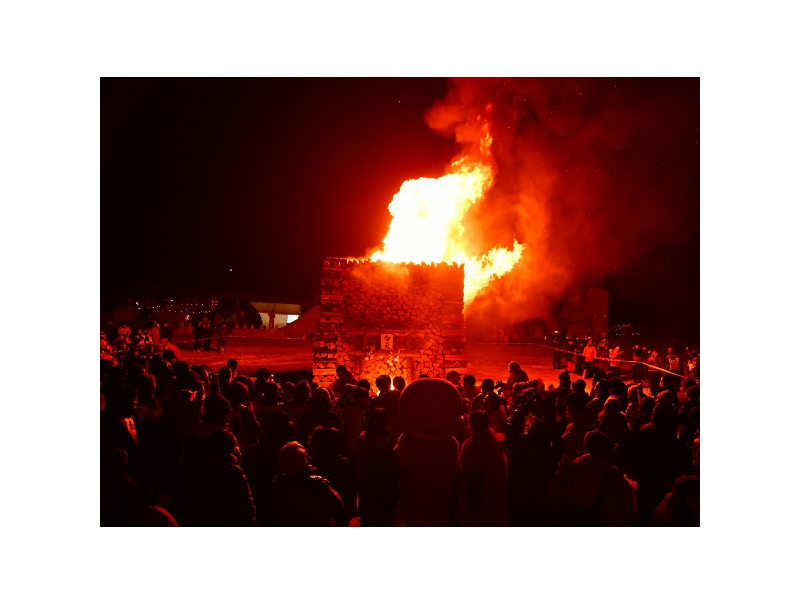 会場の中央で来場者や耐寒者を暖める「命の火」