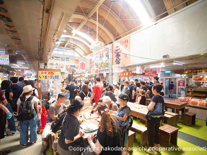 1日の来客数4000～5000人、年間推定約180万人が訪れるという函館朝市。「えきに市場」は常に大賑わいです