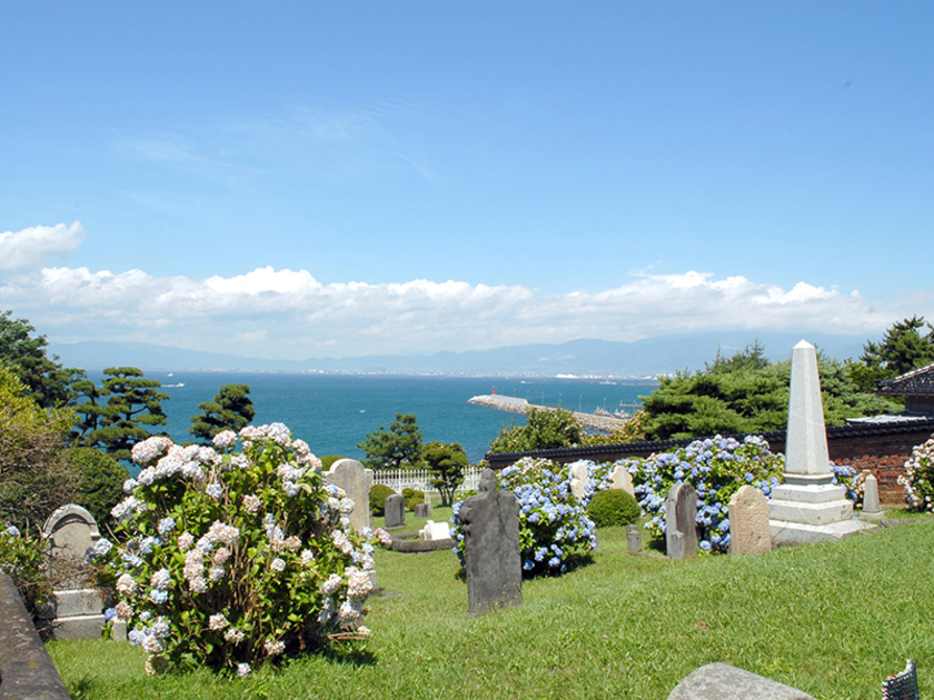 外国人墓地からは日本海を見渡すことができる。天気のいい日は海からの風が心地よい