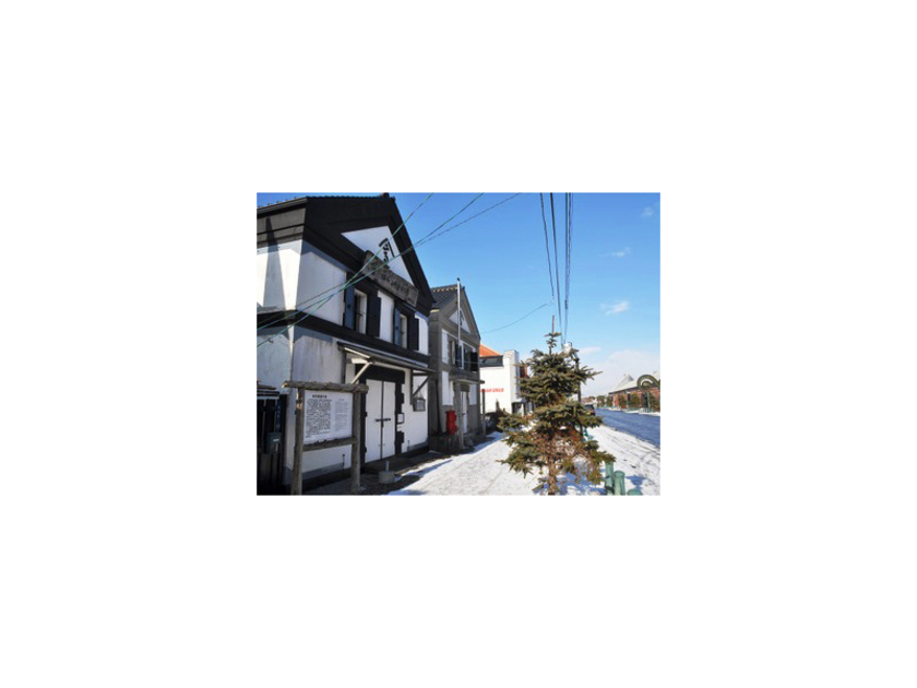 高田屋造船所跡地に建てられた資料館は海産物倉庫を再利用した古風な建物で、建材の一部に北前船の重石を用いている