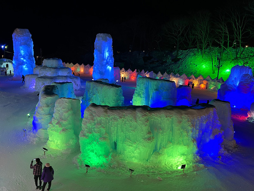 昼と夜で違った表情を見せ、幻想的な世界が広がります