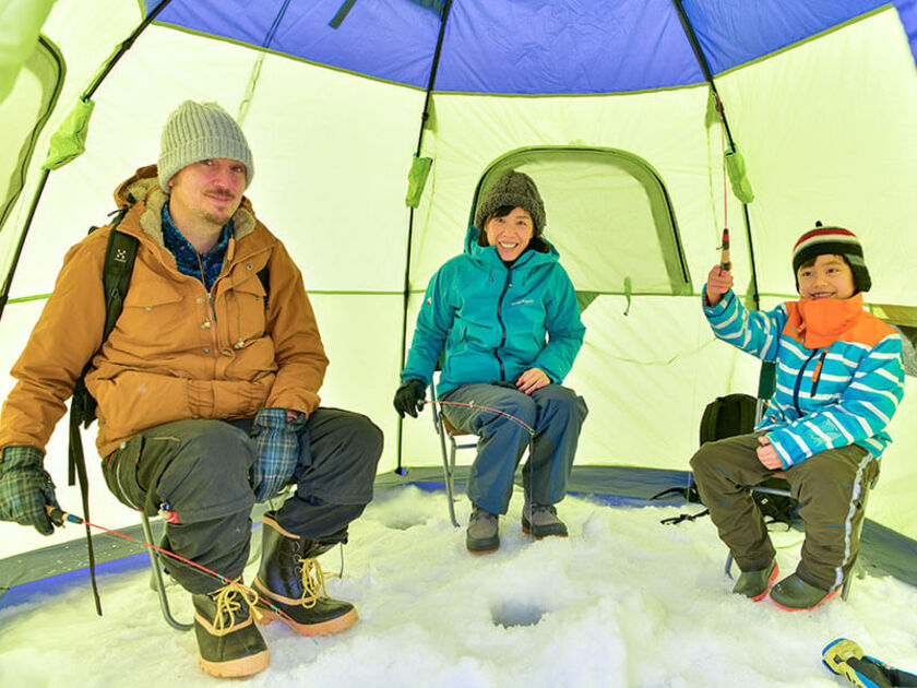 小さな穴をあけて糸を垂らします。簡単に釣りが楽しめ人気です！
