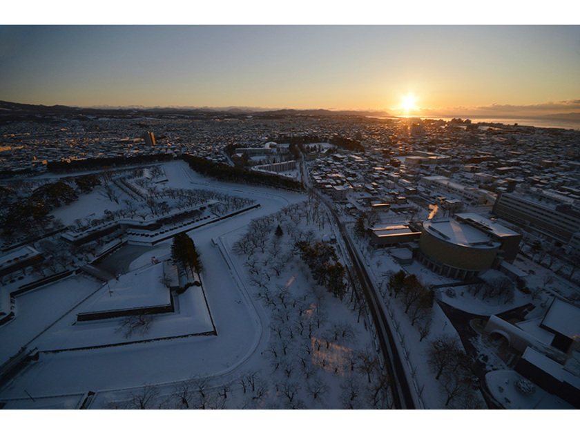 五稜郭を照らす初日の出、新しい年の幕開けです