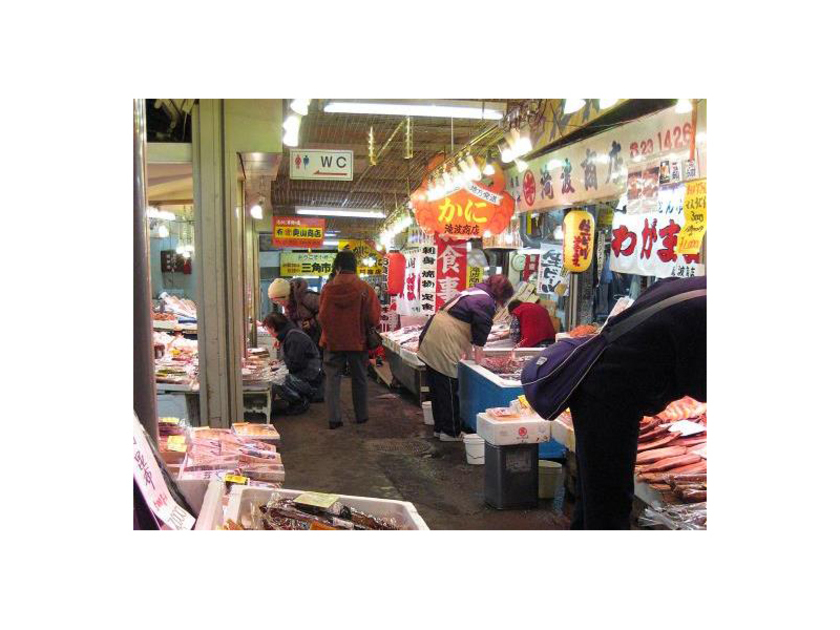 ゆるい坂道の通路を挟んで軒を連ねている店たち。どの店も通路にはみ出すくらいの品揃えで、活気があります