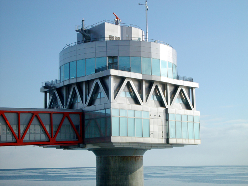 海からそびえ立つようなオホーツクタワー。海上に3フロア、海底に1フロアの施設です

