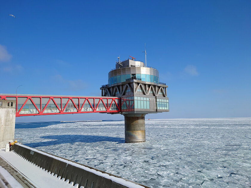 流氷の時期は、オホーツクタワーの周りもこのような景色になります（写真提供：オホーツク・ガリンコタワー株式会社）