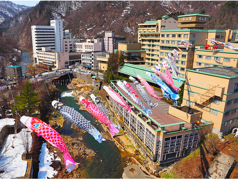 昭和62年に始まって今年で38回目。子供の日にちなみ、豊平川の上空に鯉のぼりを掲揚する