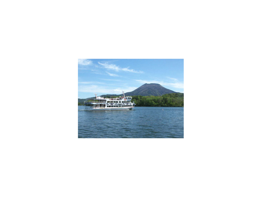 大型でゆったりとした船旅を楽しめる遊覧船。席からも展望デッキからも絶景を見渡すことができます