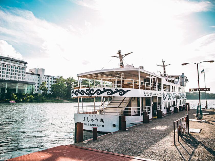 大型でゆったりとした船旅を楽しめる遊覧船。席からも展望デッキからも絶景を見渡すことができます