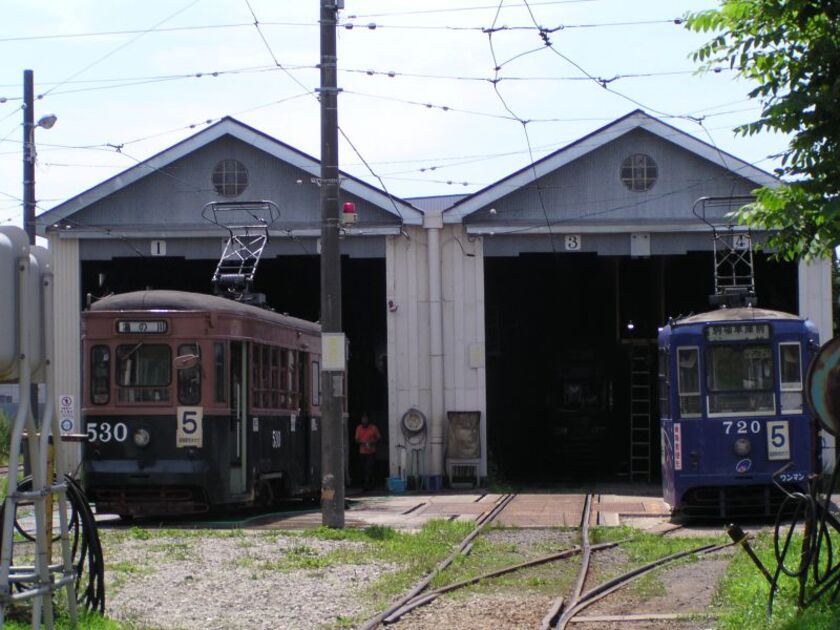 函館と言えば、市内を走る市電の姿を思い浮かべます。その中枢が駒場車庫です。