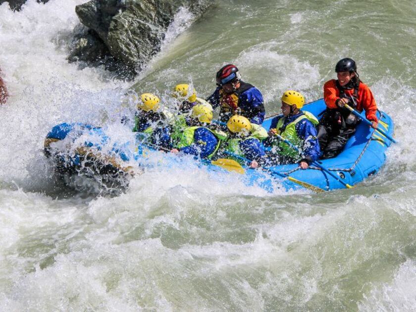 ガイドが川の流れを読みながら、「前漕ぎ!」「後ろ漕ぎ!」と指示を出し、チームメンバーの力を上手に使って下っていきます