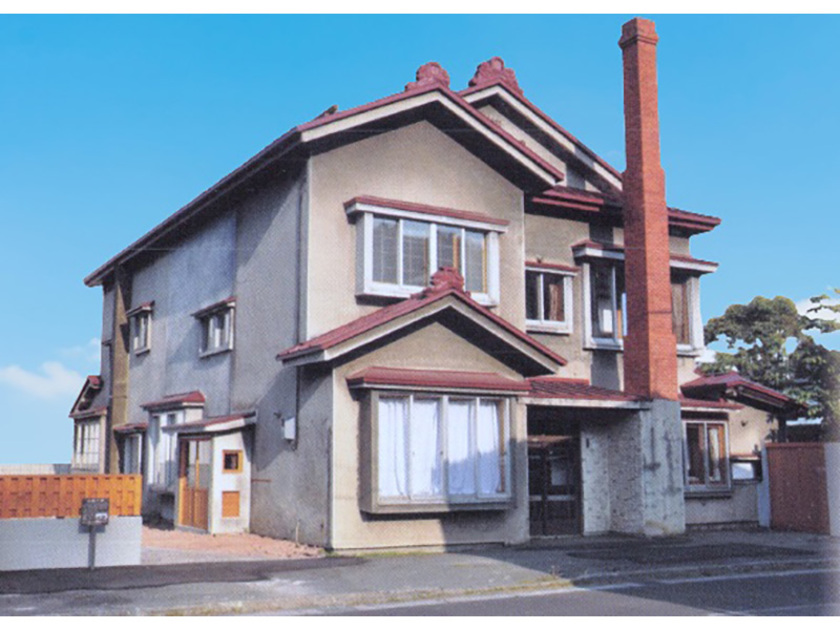 2階建ての建物。邸内には多くの部屋があり、敷地内には庭園もあります