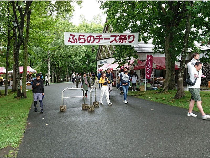 秋の味覚とチーズを使ったグルメも多数販売