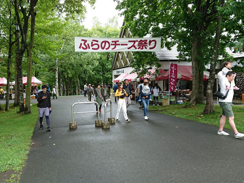 秋の味覚とチーズを使ったグルメも多数販売