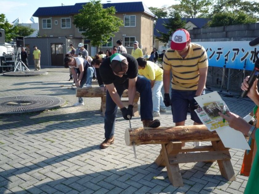 丸太切りレースの優勝賞品は生鮭2匹！（過去開催時）