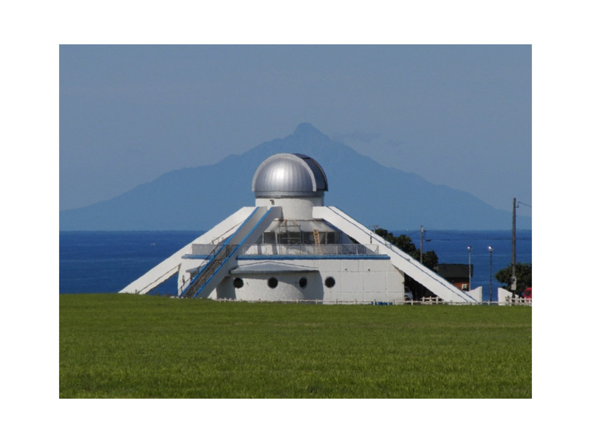 天文台は海岸近くにあり、水平線には北に利尻島、西に天売島、焼尻島、雪を頂いた利尻富士は初夏まで見られます