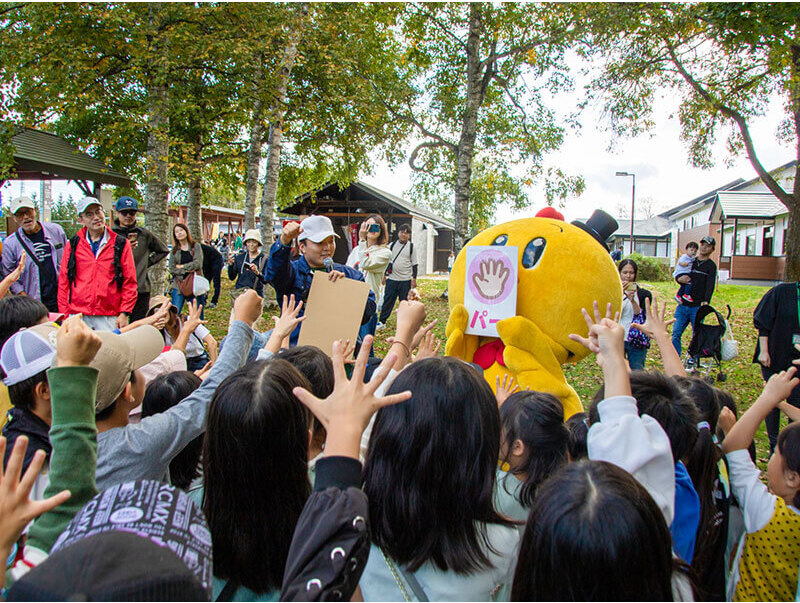 たくさんの子ども達が参加する「ピータンとジャンケンポン」の様子