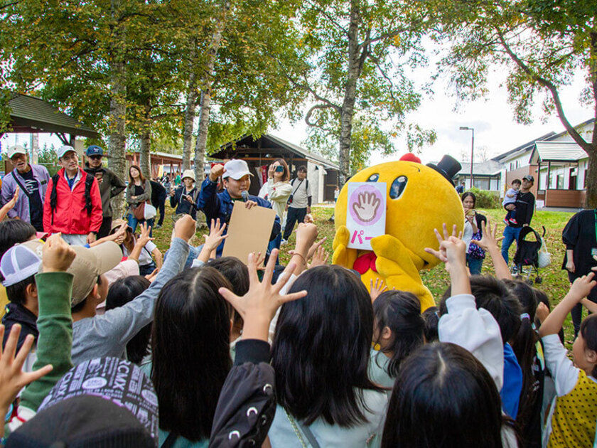 たくさんの子ども達が参加する「ピータンとジャンケンポン」の様子