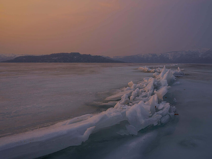 氷の道は全長10kmに及ぶことも。陰影が濃くなることでその姿がよくわかります
