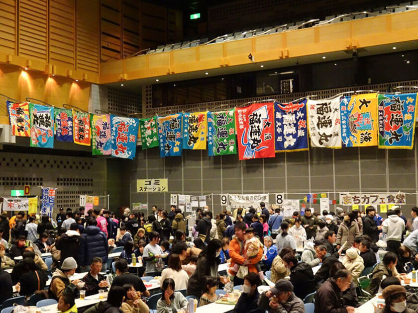 「出店者自慢の豊富な「鍋」とサイドメニューを堪能し、にぎわう会場