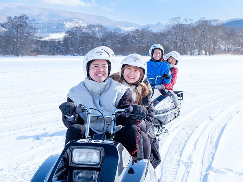 氷上スノーモービル。スタッフが十分説明してくれるので、初めての方や女性でも安心です