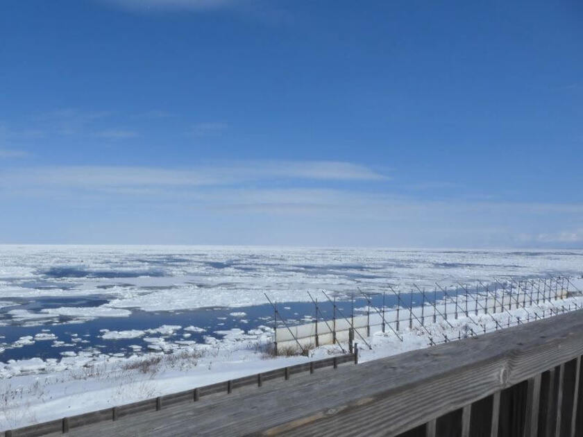 北浜駅脇に設置された展望台からは、海岸線に接岸した流氷や知床連山を望むことができます（網走市観光協会提供）