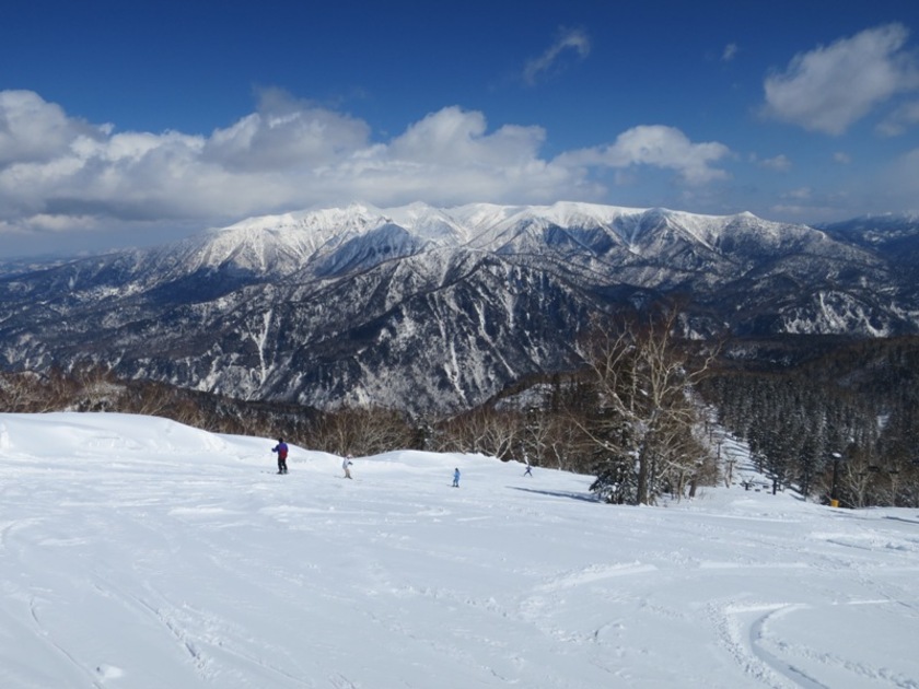 豊富な積雪と雄大な景観で思い切り楽しめること間違いなしのスキー場です