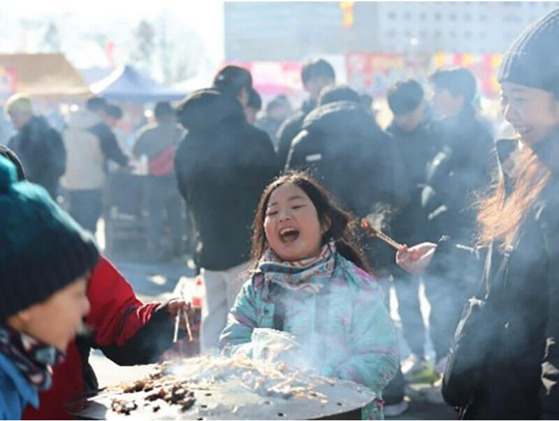 会場内にはドラム缶の焼き台が多数並べられ、思いおもいにジンギスカンを焼いて楽しみます