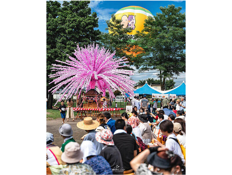 美濃和紙と竹ざおの“桜の枝”約470本による花みこしが、祭りに華を添えます