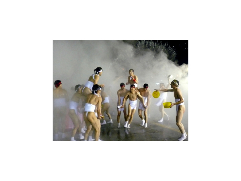 源泉湯かけ合戦は目の前で見ると大迫力！！熱気を間近に感じる体験を、このチャンスにぜひ！※過去開催時の様子