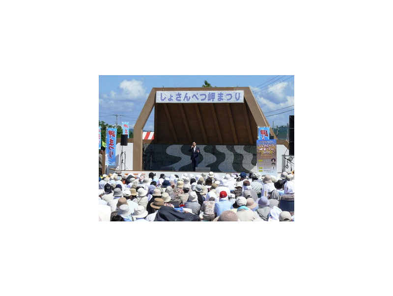 本祭に開催される歌謡ショー。毎年、有名歌手による歌謡ステージが開催されます