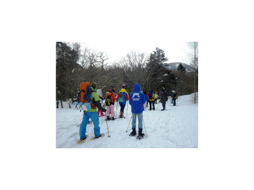 冬のポン山はスノーシューに最適。冬にしか行けない場所に「利尻の主」と言われるミズナラの大木があります。ポン山頂上で味わう雪中ジンギスカンの味は最高です