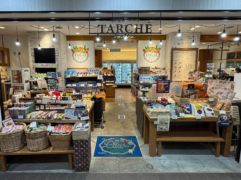 駅構内にあり、明るい雰囲気の店内は小樽の物産品や後志（しりべし）地域でつくられた商品を豊富に取り扱っています