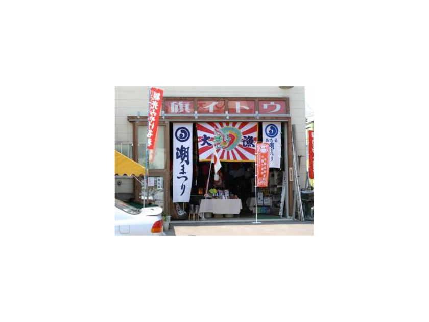旗や、のぼりがはためいているので、すぐにわかります。小樽職人の会の各種作品展示コーナーもあります