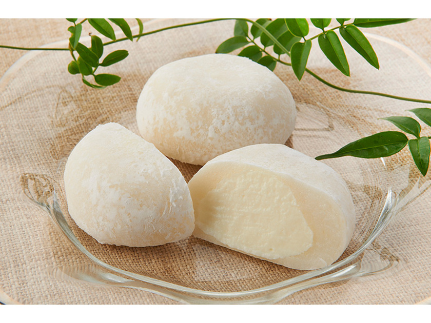 倉島乳業の「チーズ大福(1個160円)」はフレッシュチーズが包まれた和風スイーツ！