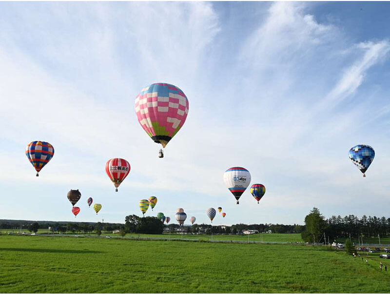 風に乗って浮遊する熱気球の様子