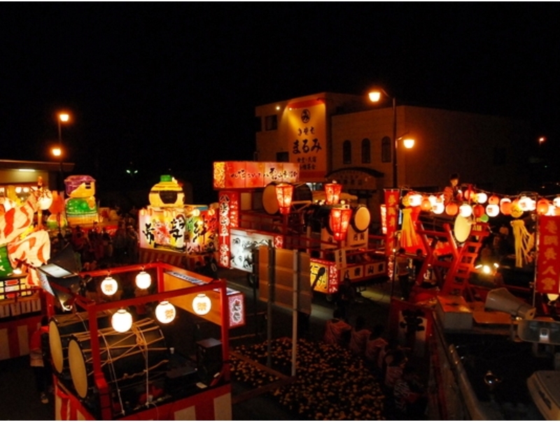 迫力の表情を見せる町民手作りの山車