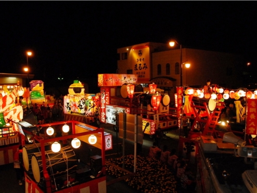 迫力の表情を見せる町民手作りの山車