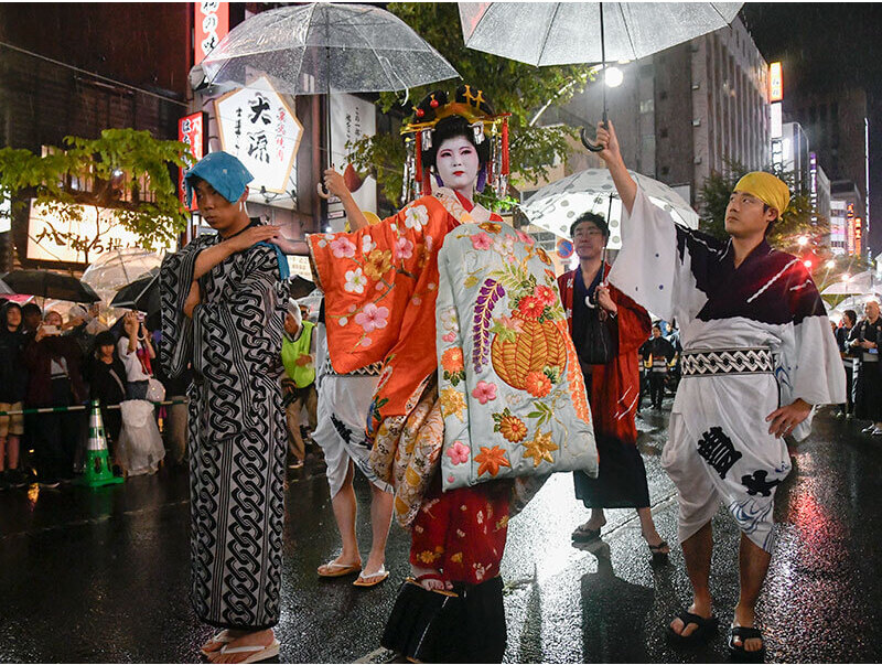 すすきの祭りと言えばこの「花魁道中」。初日のメインイベントとして盛り上げます