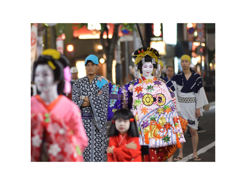 すすきの祭りと言えばこの「花魁道中」。初日のメインイベントとして盛り上げます