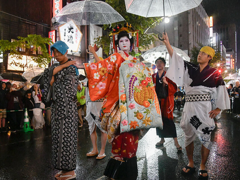 すすきの祭りと言えばこの「花魁道中」。初日のメインイベントとして盛り上げます