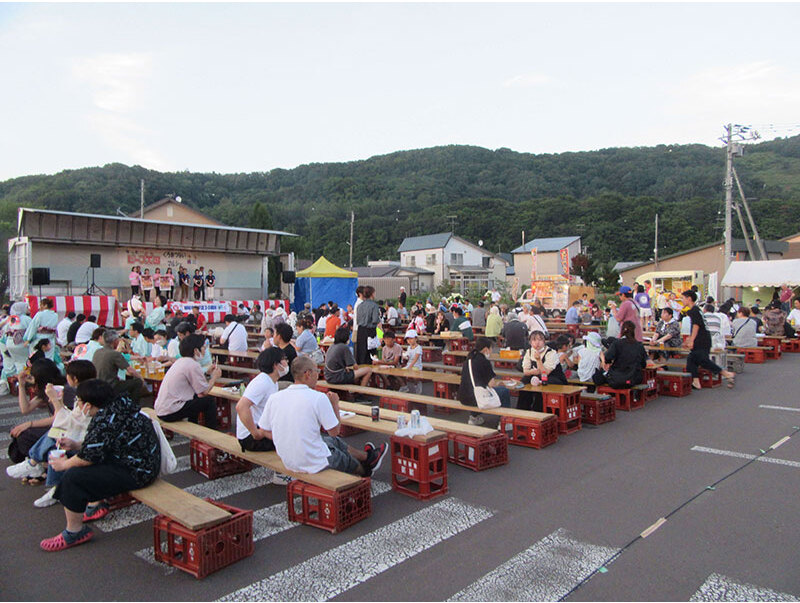 町内外から大勢の参加者が集まって大賑わい！牛乳の無料試飲会もあります