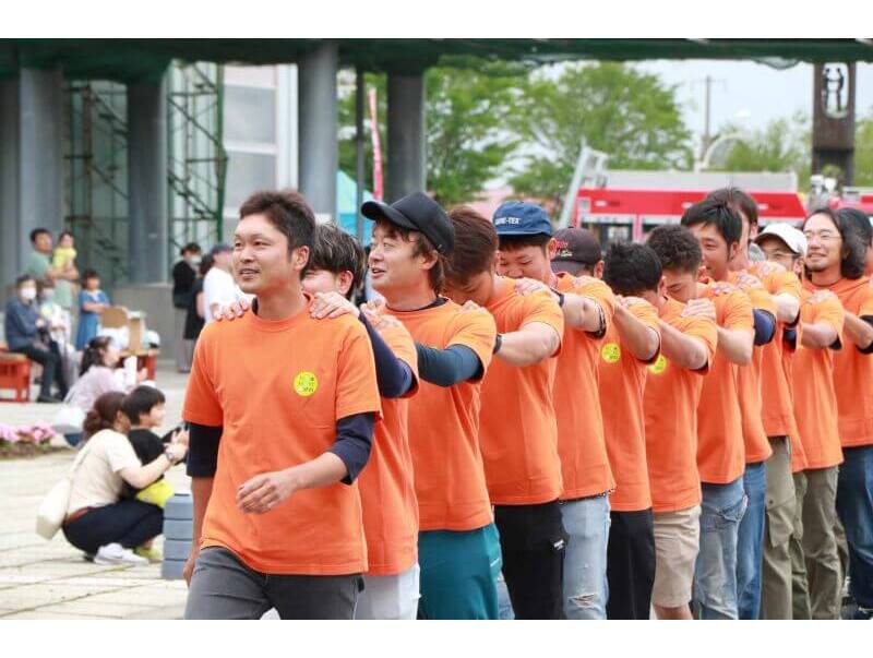 開祭式で披露される「50人百足」。呼吸を合わせるのは相当難しい