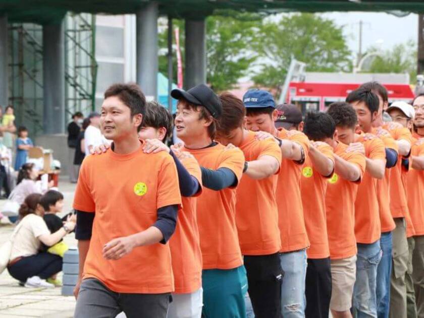 開祭式で披露される「50人百足」。呼吸を合わせるのは相当難しい