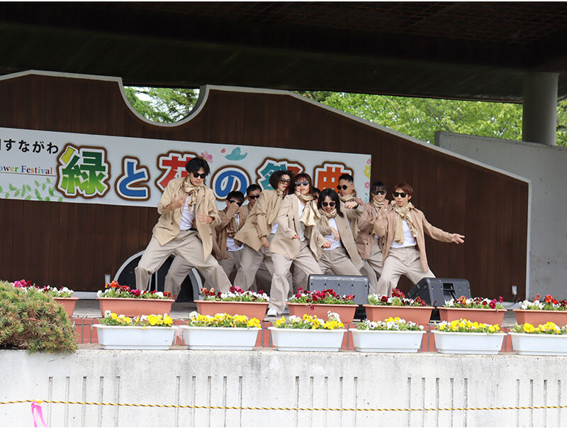 ステージでは歌謡ショーのほか、よさこい演舞や市民劇団の公演なども行われます