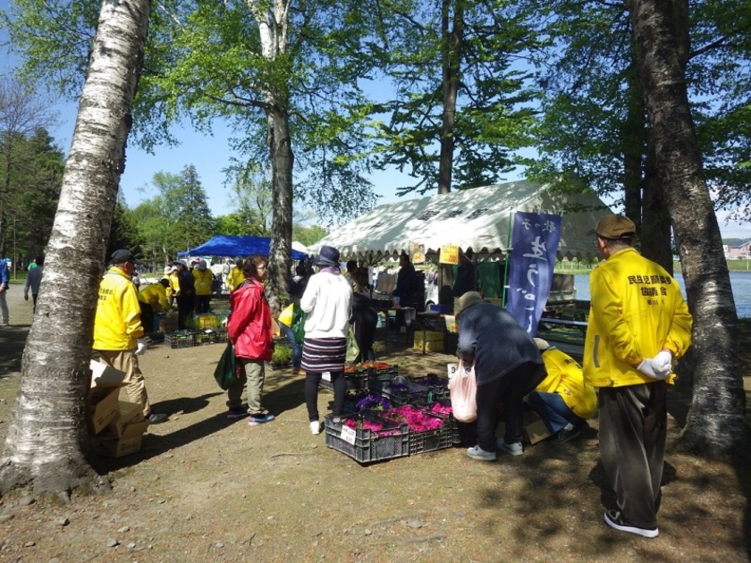 アジサイやベゴニアなど、有料での販売のほか無償の花の苗配布も行っています