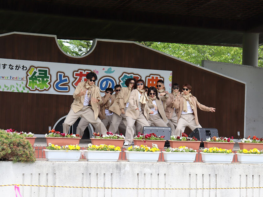 ステージでは歌謡ショーのほか、よさこい演舞や市民劇団の公演なども行われます