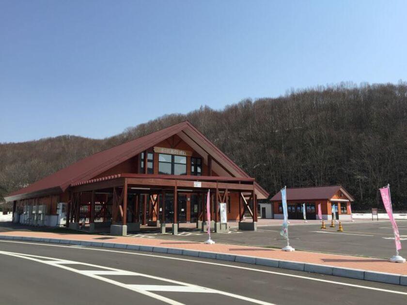 メープル街道393沿いにある道の駅。ロッジ風の建物が村の景色とマッチして良い雰囲気