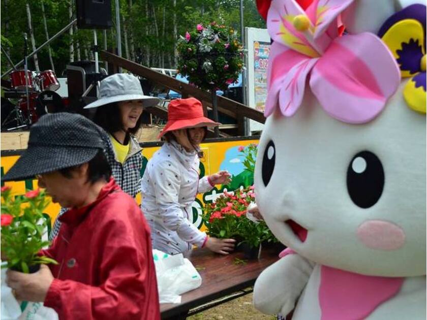 花の無料プレゼントは毎年大人気！※過去開催時の様子