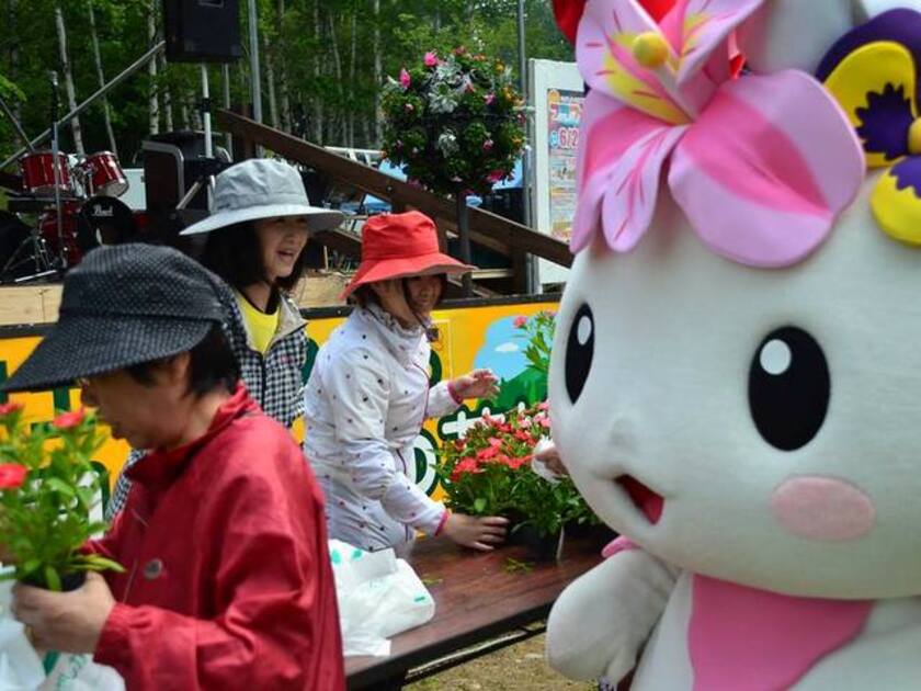 花の無料プレゼントは毎年大人気！※過去開催時の様子